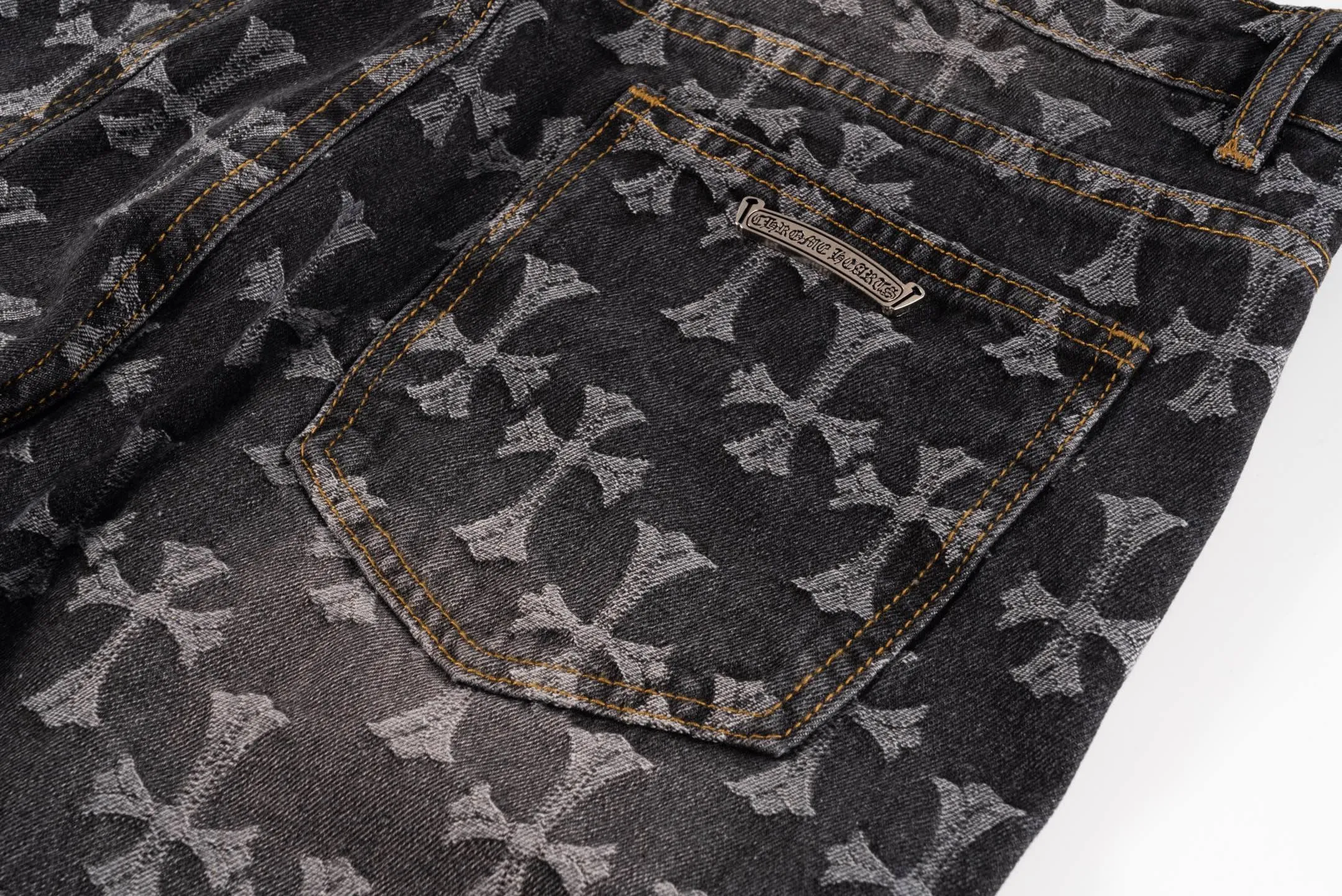 P220 Chrome Hearts double-sided heavy-duty jeans with LOGO jacquard and dark pattern printed all over, truly restoring the ultimate texture of Vintage, special Italian cowhide printed and cut, custom-made sheepskin three-layer thick line leather, the whole splicing in heavy water washing process, you can see the details, three-dimensional cutting version, loose and comfortable, not flattering on the figure, taller and slimmer, factory Seiko, original quality control, same style for men and women, can be matched with couples, versatile recommendation, must-have jeans for all seasons Style number: 1650# Color: black Size: S-XXL (corresponding to 28-36)